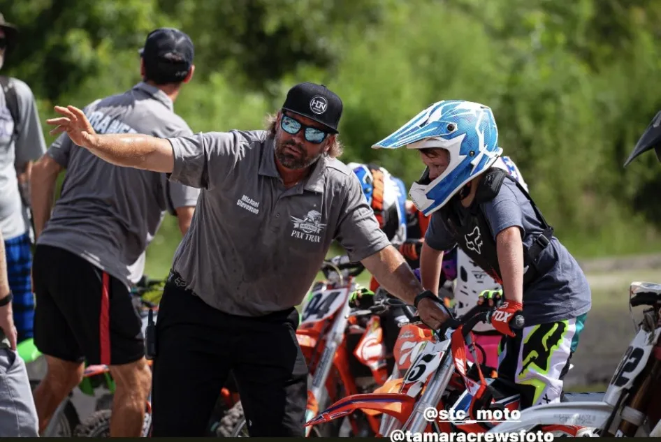 Mike lining up a young rider with a group at the start gate